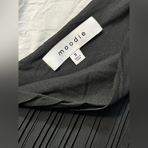 Moodie Women’s Small Black Sleeveless V-Neck Top - Picture 2 of 9